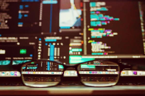 gafas delante del monitor de un potente ordenador