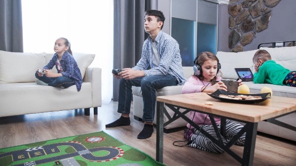 niños jugando videojuegos