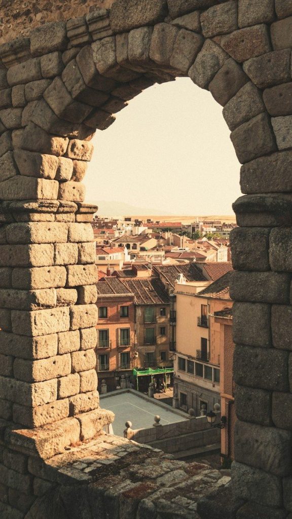 Vista de una ciudad a través de un arco de piedra