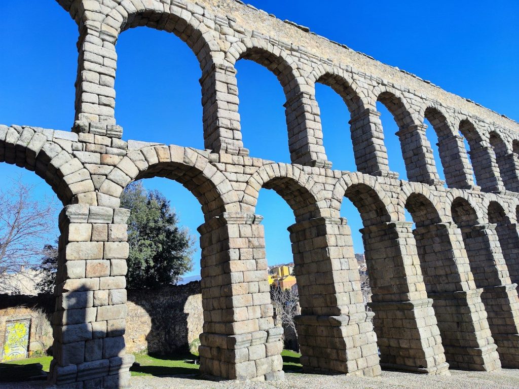 Estructura de ladrillo con arcos, imagen de la revista Segovia en una caja