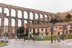 Arcos de piedra sobre una calle de la ciudad, imagen para la guía de qué ver en Segovia
