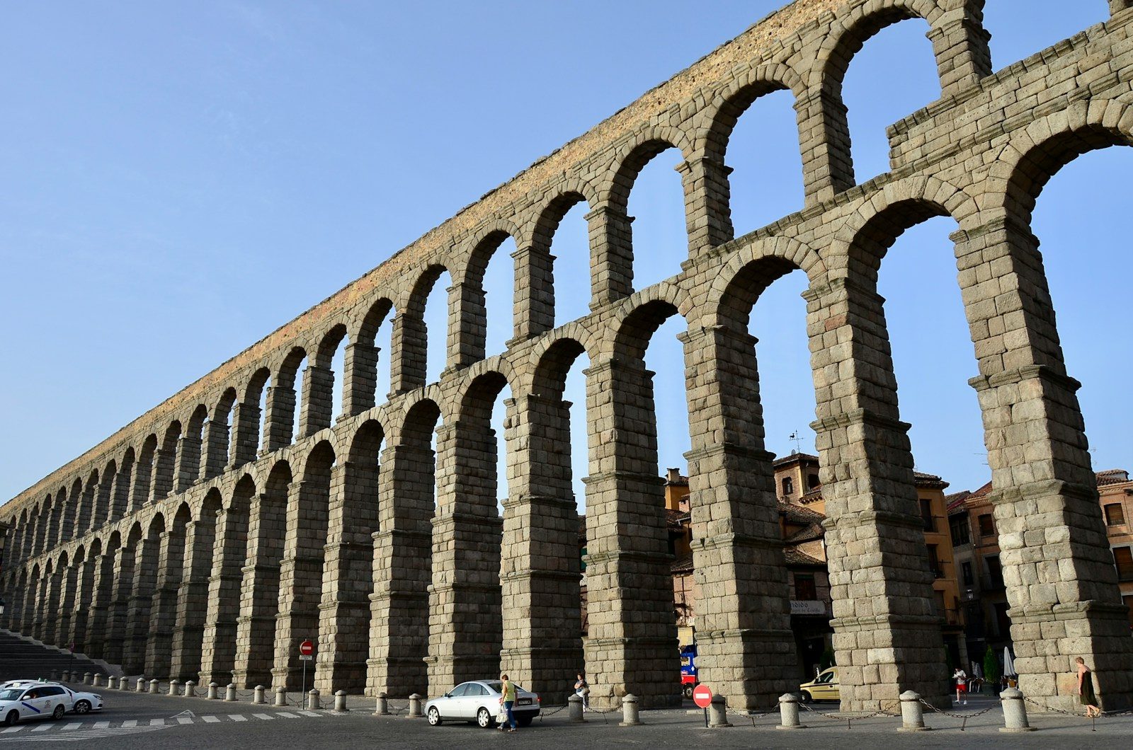 Arcos del acueducto de Segovia vistos desde la plaza del Azoguejo